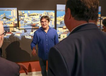 Chaves explicando su obra / FOTO: UCA