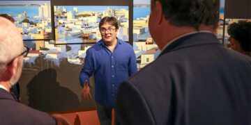 Chaves explicando su obra / FOTO: UCA