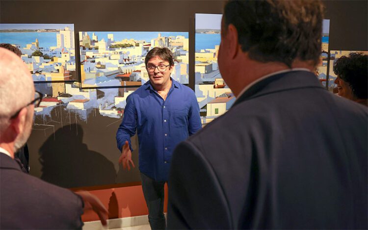 Chaves explicando su obra / FOTO: UCA