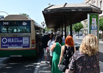 Colas para subir al bus en Cádiz, y sin huelga / FOTO: Eulogio García