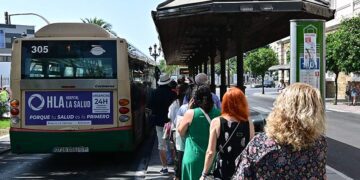 Colas para subir al bus en Cádiz, y sin huelga / FOTO: Eulogio García