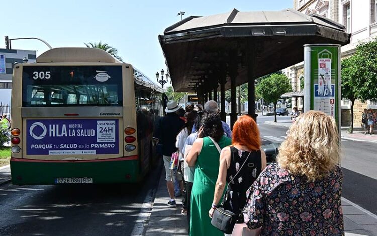 Colas para subir al bus en Cádiz, y sin huelga / FOTO: Eulogio García