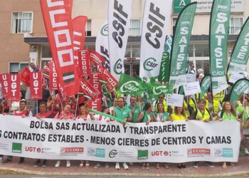 Concentrados ante el Hospital de Jerez / FOTO: CSIF