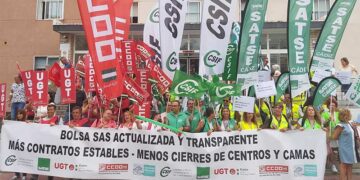 Concentrados ante el Hospital de Jerez / FOTO: CSIF