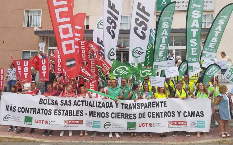 Concentrados ante el Hospital de Jerez / FOTO: CSIF