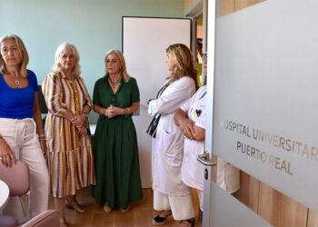 El séquito de la consejera conociendo las flamantes instalaciones / FOTO: Junta