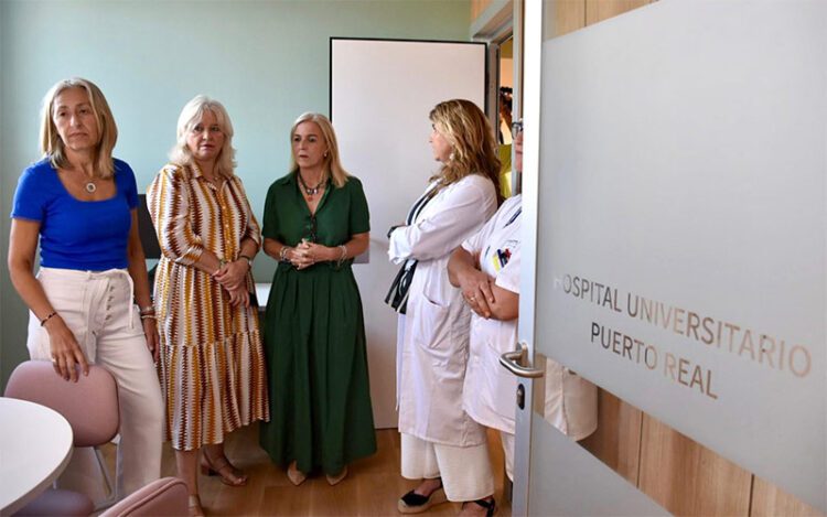 El séquito de la consejera conociendo las flamantes instalaciones / FOTO: Junta