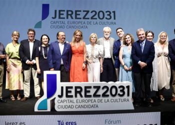 Posado con el nuevo logo de la candidatura / FOTO: Diputación