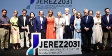 Posado con el nuevo logo de la candidatura / FOTO: Diputación