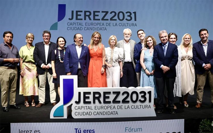 Posado con el nuevo logo de la candidatura / FOTO: Diputación