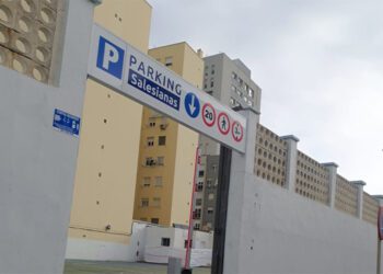 La entrada eventual al parking en el patio del cole / FOTO: Ustea