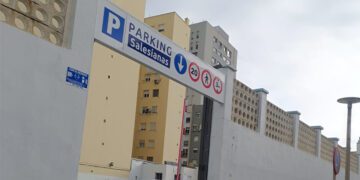 La entrada eventual al parking en el patio del cole / FOTO: Ustea