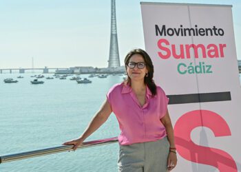 La diputada gaditana de Sumar posando con el puente a su espalda / FOTO: Eulogio García