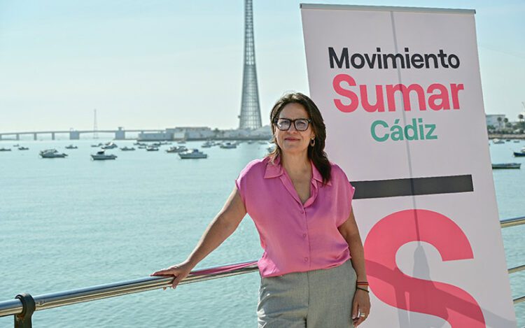 La diputada gaditana de Sumar posando con el puente a su espalda / FOTO: Eulogio García