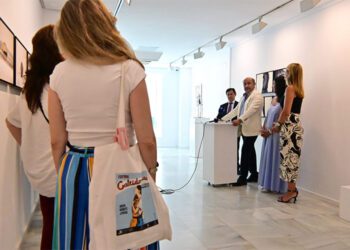 En la presentación de la muestra, con la autora presente (de celeste) / FOTO: Eulogio García