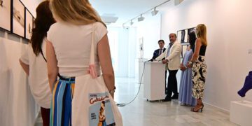 En la presentación de la muestra, con la autora presente (de celeste) / FOTO: Eulogio García