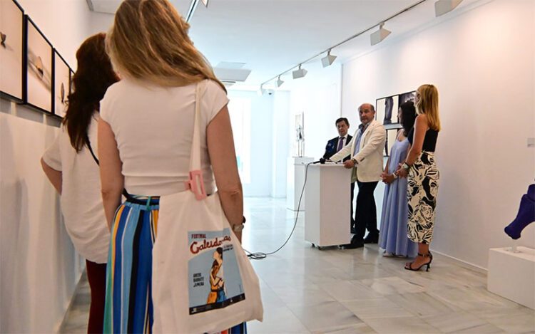 En la presentación de la muestra, con la autora presente (de celeste) / FOTO: Eulogio García