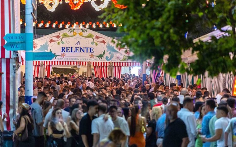 Una de las noches en una de las 'calles' del parque / FOTO: Ayto