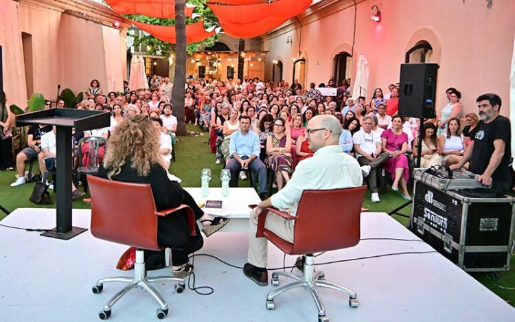 Un momento de la charla inaugural con Gioconda Belli / FOTO: Eulogio García