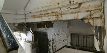 Estado de la escalera de la finca de Javier de Burgos / FOTO: Eulogio García
