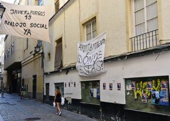 Pancartas denunciando la situación en la finca ruinosa / FOTO: Eulogio García