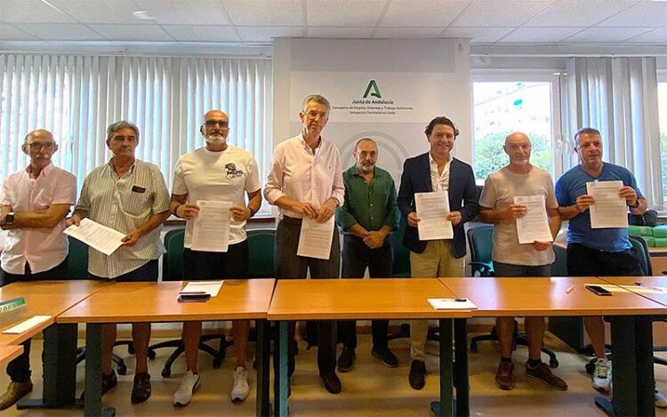 Posado con el nuevo convenio negociado y aceptado por las partes / FOTO: Junta