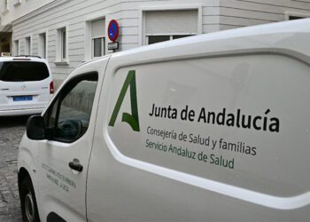 Vehículo del Distrito Sanitario por la capital gaditana / FOTO: Eulogio García