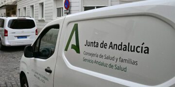 Vehículo del Distrito Sanitario por la capital gaditana / FOTO: Eulogio García