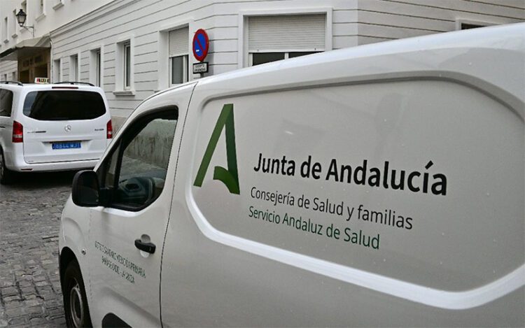 Vehículo del Distrito Sanitario por la capital gaditana / FOTO: Eulogio García