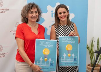 Con el cartel del concurso / FOTO: Ayto.
