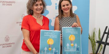 Con el cartel del concurso / FOTO: Ayto.