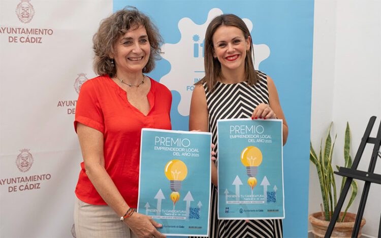 Con el cartel del concurso / FOTO: Ayto.