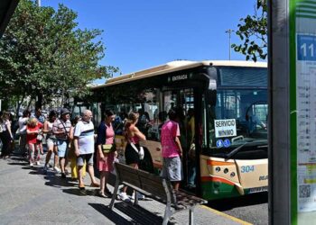 Colas para subir al bus en Cádiz / FOTO: Eulogio García