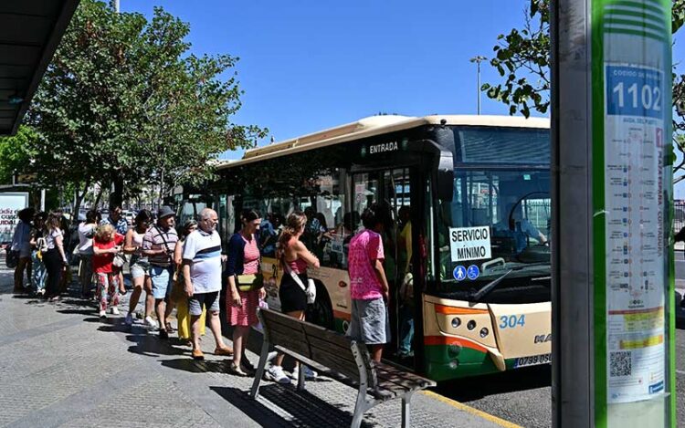 Colas para subir al bus en Cádiz / FOTO: Eulogio García