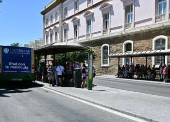 Paciencia en la parada de salida de la plaza de España / FOTO: Eulogio García