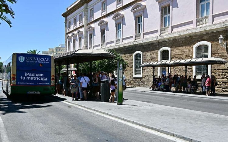 Paciencia en la parada de salida de la plaza de España / FOTO: Eulogio García