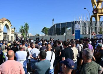 Asamblea a las puertas de Navantia Cádiz sin cortar el tráfico / FOTO: Eulogio García