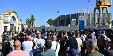 Asamblea a las puertas de Navantia Cádiz sin cortar el tráfico / FOTO: Eulogio García