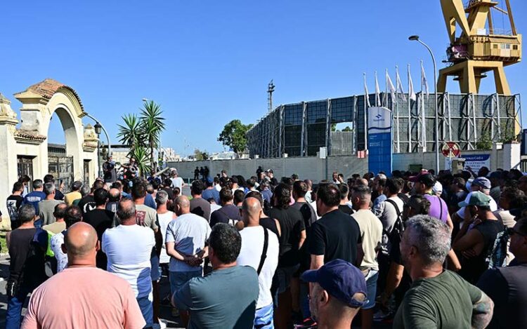Asamblea a las puertas de Navantia Cádiz sin cortar el tráfico / FOTO: Eulogio García