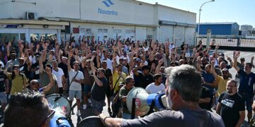 Una de las últimas asambleas de trabajadores a las puertas de Navantia Cádiz / FOTO: Eulogio García