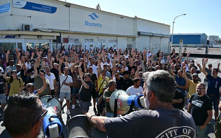 Una de las últimas asambleas de trabajadores a las puertas de Navantia Cádiz / FOTO: Eulogio García