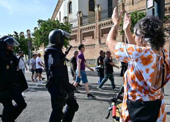 Aplausos a los huelguistas en una de sus marchas por Cádiz / FOTO: Eulogio García