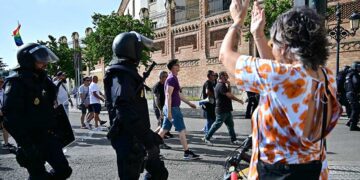 Aplausos a los huelguistas en una de sus marchas por Cádiz / FOTO: Eulogio García