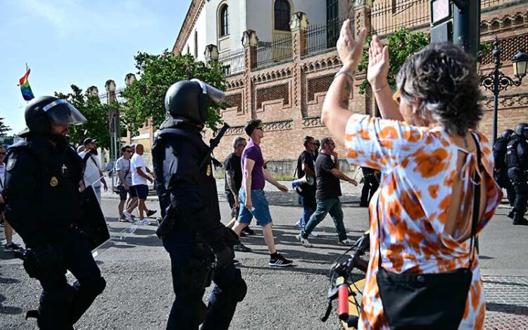 Aplausos a los huelguistas en una de sus marchas por Cádiz / FOTO: Eulogio García