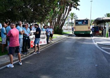 Protesta de trabajadores en la parada de la plaza de España / FOTO: Eulogio García