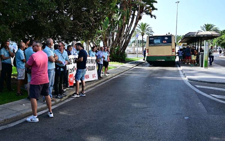 Protesta de trabajadores en la parada de la plaza de España / FOTO: Eulogio García