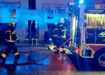 Los Bomberos ya actuando en el incendio / FOTO: Policía Local