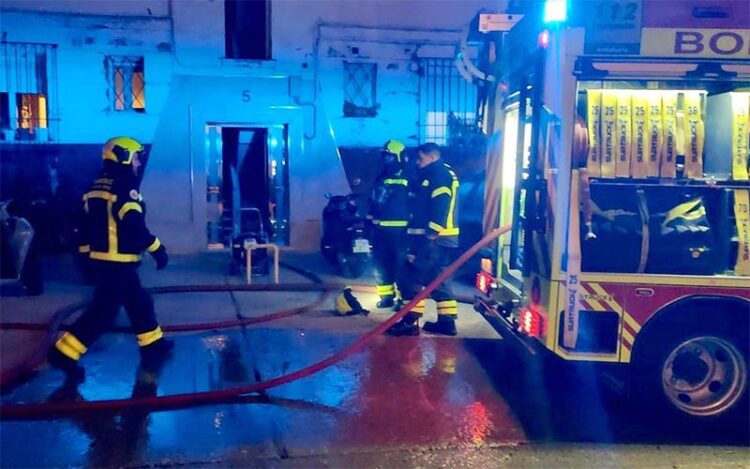 Los Bomberos ya actuando en el incendio / FOTO: Policía Local