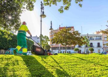 Personal de jardines en la Alameda / FOTO: Ayto.