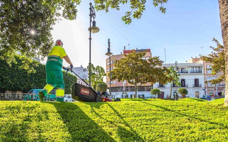 Personal de jardines en la Alameda / FOTO: Ayto.